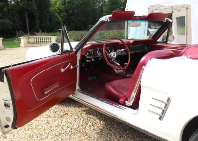 voiture blanche intérieur rouge