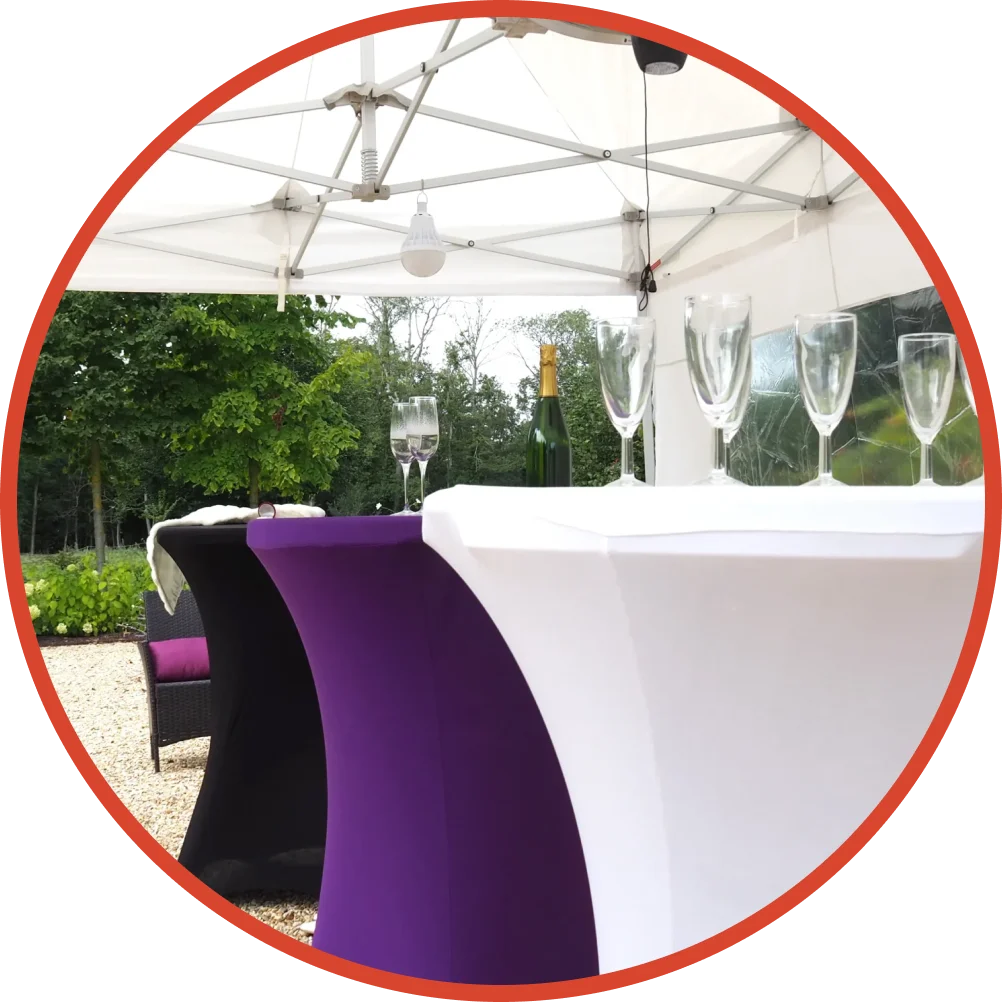 3 tables hautes noir violet et blanc sous un barnum